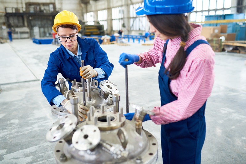 Technicien-en-usine